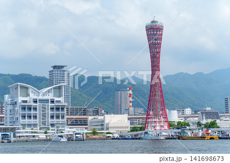夏の青空と六甲山を背景に広がる神戸ポートタワーと神戸港の全景 141698673
