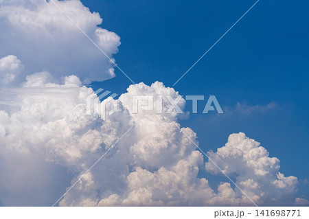 青空に発達する雄大な積雲 141698771