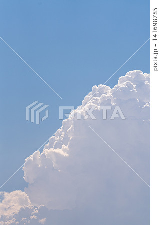 青空に発達する雄大な積雲 141698785