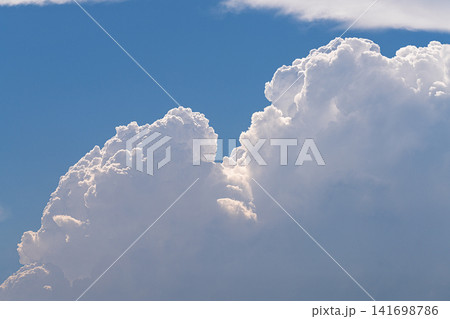 青空に発達する雄大な積雲 141698786