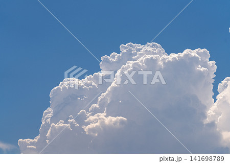 青空に発達する雄大な積雲 141698789