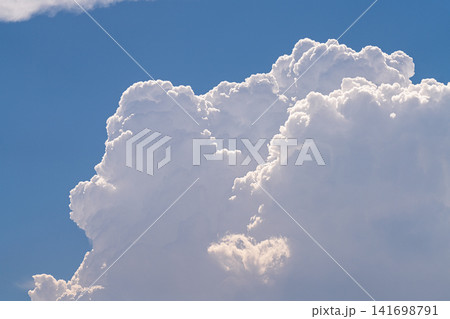 青空に発達する雄大な積雲 141698791