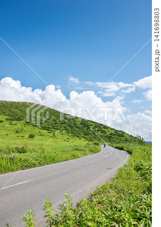 爽やかな青空と高原道路 爽やかな青空と高原道路 141698803