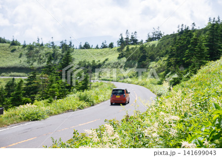 高原を走る車 141699043