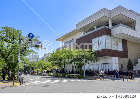 神奈川県横浜市の都市風景　たまプラーザ駅西側交差点と商業施設 141699124