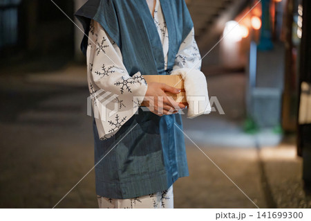 木桶を持った浴衣姿の女性 木桶を持った浴衣姿の女性 141699300