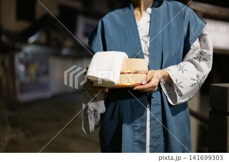 木桶を持った浴衣姿の女性 木桶を持った浴衣姿の女性 141699303