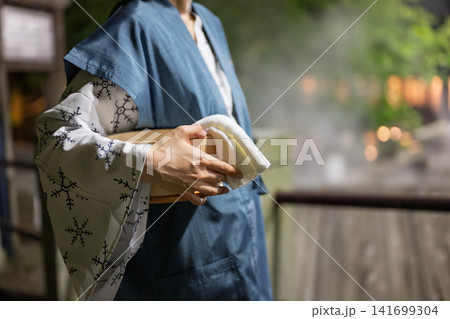木桶を持った浴衣姿の女性 木桶を持った浴衣姿の女性 141699304