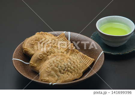 美味しいたい焼きをお茶と一緒に 141699396