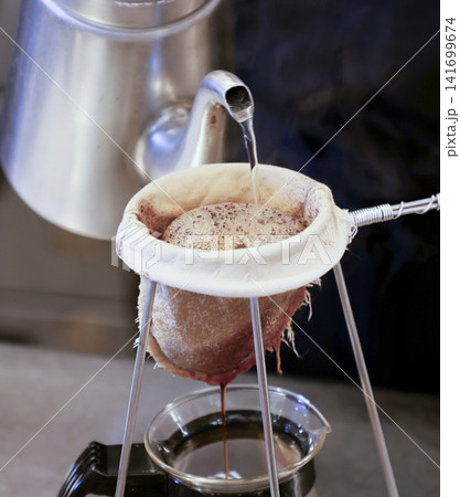 厨房でコーヒーを淹れる 厨房でコーヒーを淹れる 141699674