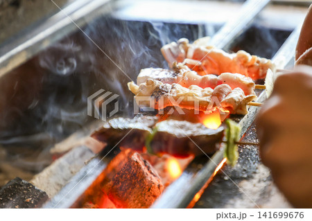 炭火で焼き鳥を焼く 141699676