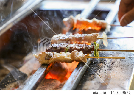 炭火で焼き鳥を焼く 炭火で焼き鳥を焼く 141699677