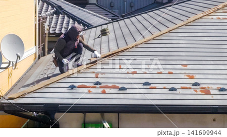 建設現場 屋根工事 雨漏り 屋根修理 棟板金 施工 建設現場 屋根工事 雨漏り 屋根修理 棟板金 施工 141699944