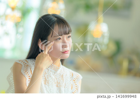 指で目元を触る女性 指で目元を触る女性 141699948