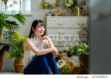 部屋で微笑む若い女性 141699957