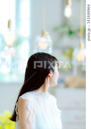 室内で横顔を見せる女性 141699964