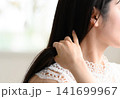 レースの服を着て髪に触れる女性の手 141699967