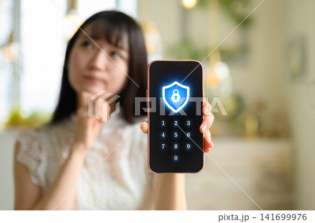 スマホ画面に表示されたセキュリティアイコン 141699976