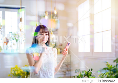スマートフォンを持つ女性 スマートフォンを持つ女性 141699982