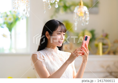 スマートフォンを操作する女性 スマートフォンを操作する女性 141700011