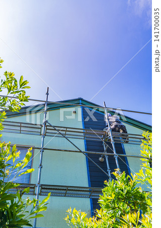 真夏炎天下の住宅外壁補修塗装作業 141700035