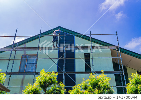 真夏炎天下の住宅外壁補修塗装作業 真夏炎天下の住宅外壁補修塗装作業 141700044