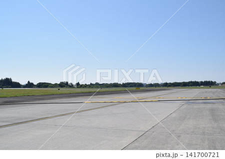 横田基地の滑走路 141700721