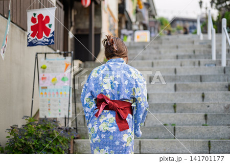 浴衣で観光を楽しむ女性 浴衣で観光を楽しむ女性 141701177