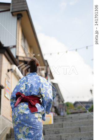 浴衣で観光を楽しむ女性(群馬県伊香保温泉石段街) 浴衣で観光を楽しむ女性(群馬県伊香保温泉石段街) 141701306