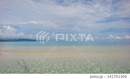 青い海と空と島　遠浅の海　白い砂浜　透き通る浅瀬 141701309