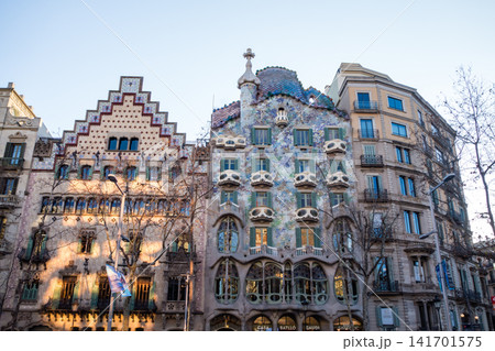 スペインのバルセロナの街並みに並ぶ芸術的な建物　アントニオ・ガウディがデザインしたカサ・バトリョ 141701575