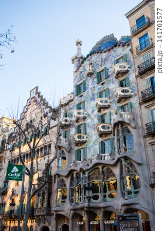 スペインのバルセロナの街並みに並ぶ芸術的な建物　アントニオ・ガウディがデザインしたカサ・バトリョ 141701577
