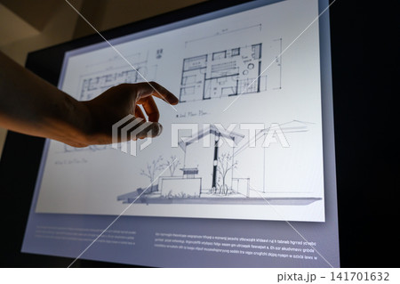 タブレットで建築図面を確認する手 タブレットで建築図面を確認する手 141701632