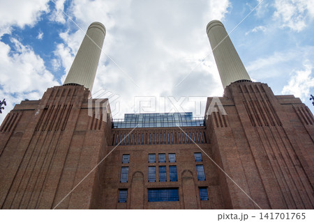 青空と明るい日差しの下の改装された大きな白い煙突の付いたバタシー発電所 ロンドンの新しい観光スポット 青空と明るい日差しの下の改装された大きな白い煙突の付いたバタシー発電所 ロンドンの新しい観光スポット 141701765