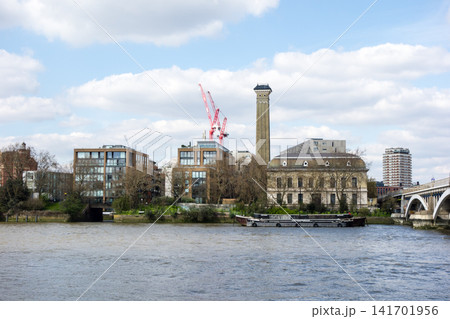 雲の浮かぶ青空の下のテームズ川沿いの建物と橋 ロンドンの中心地の街並み 雲の浮かぶ青空の下のテームズ川沿いの建物と橋 ロンドンの中心地の街並み 141701956