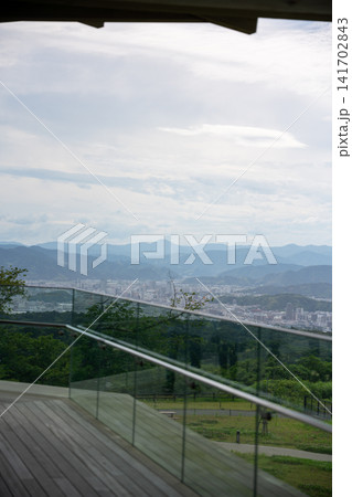 広がる街並みと山々の景色 広がる街並みと山々の景色 141702843