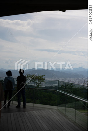 広がる山々と街の眺望 広がる山々と街の眺望 141702852