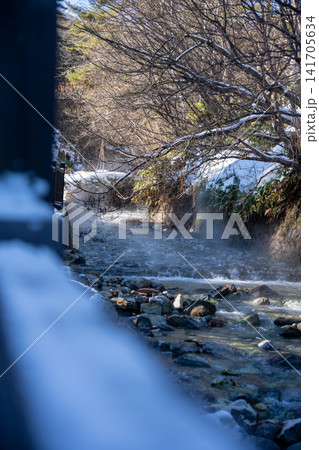 雪降る渓流と立ち上る湯気 雪降る渓流と立ち上る湯気 141705634