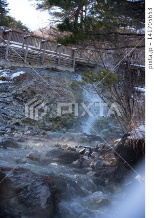 雪残る渓流と湯滝 141705653