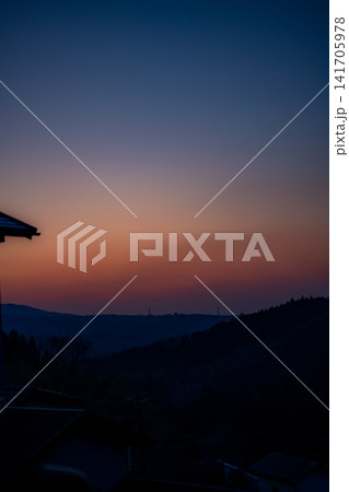 夕暮れの山並みと空のグラデーション 夕暮れの山並みと空のグラデーション 141705978
