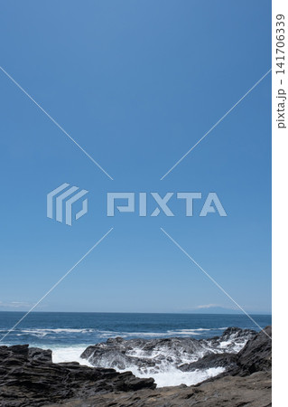 神奈川県城ヶ島の岩礁に打ち寄せる荒波 141706339