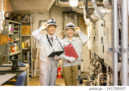 工場で働く作業員 工場で働く作業員 141706937