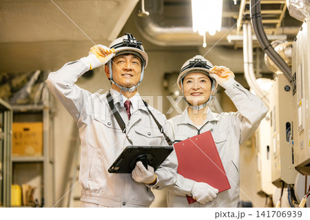 工場で働く作業員 工場で働く作業員 141706939