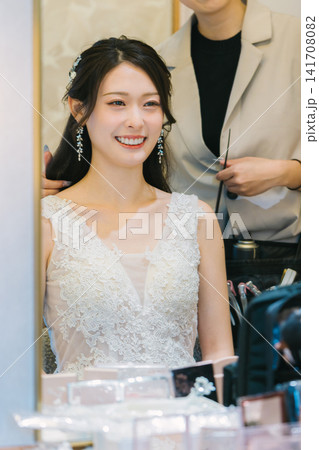 ブライズルームでメイクをする新婦・ウェディング 141708082