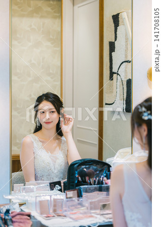 ブライズルームでメイクをする新婦・ウェディング ブライズルームでメイクをする新婦・ウェディング 141708105