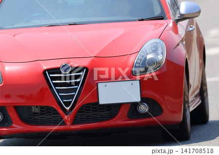 赤いイタリア製のスポーツカー 赤いイタリア製のスポーツカー 141708518