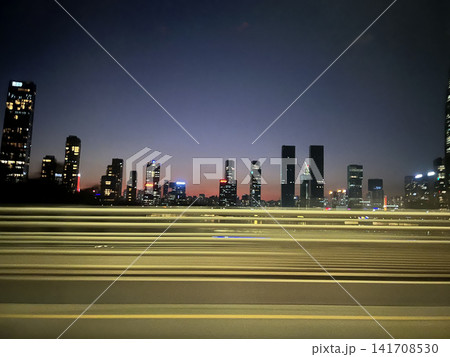 夕暮れの中国・深圳に広がる高層ビル群と都市景観 夕暮れの中国・深圳に広がる高層ビル群と都市景観 141708530
