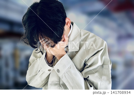工場で落ち込む男性作業員 141708934