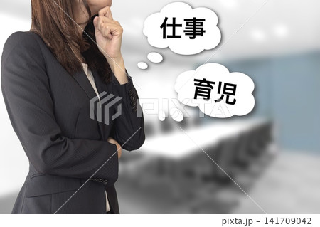 仕事と育児の両立を頑張る女性 仕事と育児の両立を頑張る女性 141709042