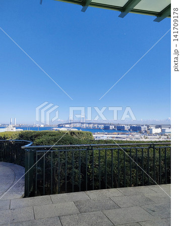 港の見える丘公園の展望台から望む横浜ベイブリッジと青い海 港の見える丘公園の展望台から望む横浜ベイブリッジと青い海 141709178